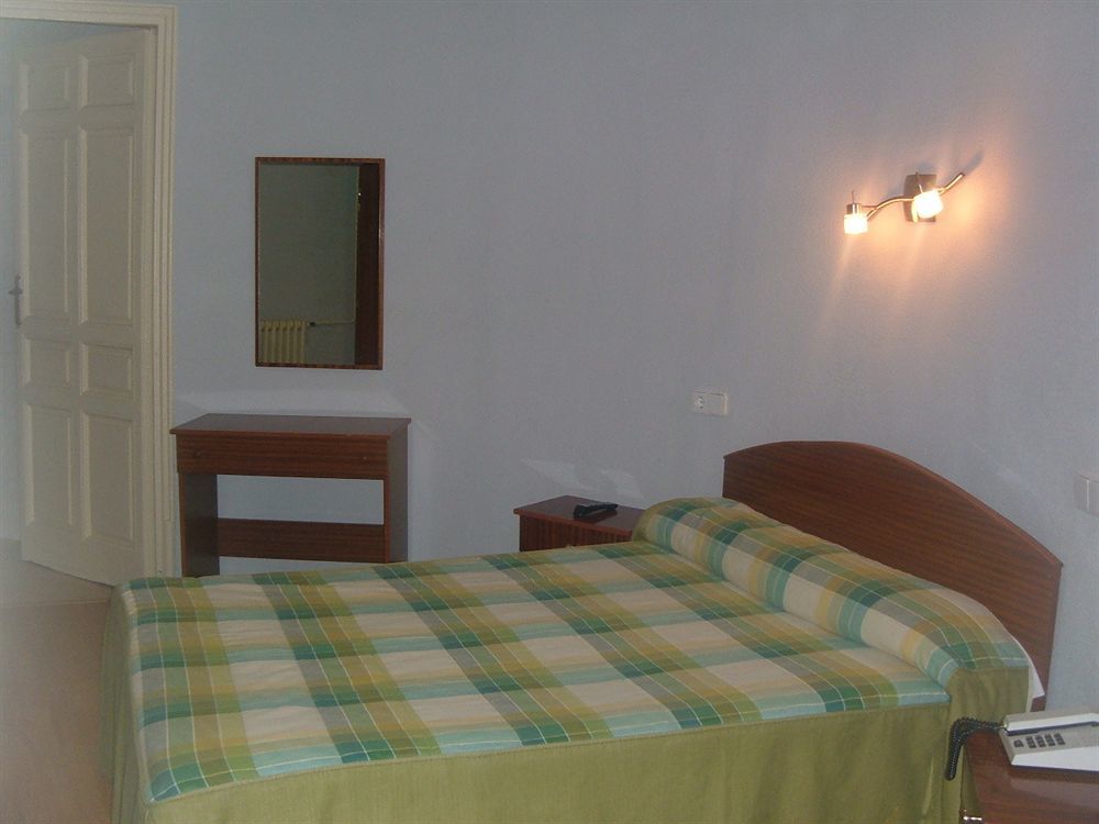 Hostal Olga Madrid Exterior photo