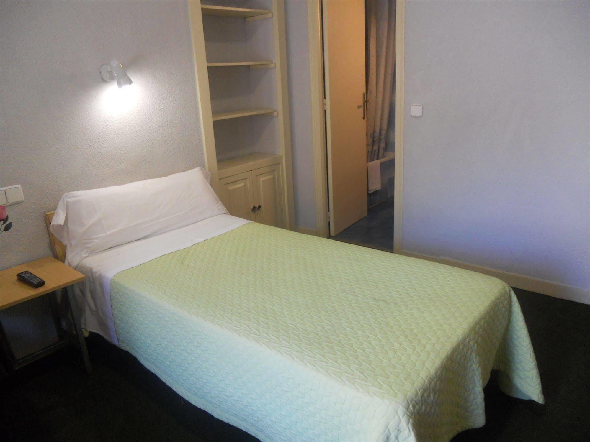 Hostal Olga Madrid Exterior photo