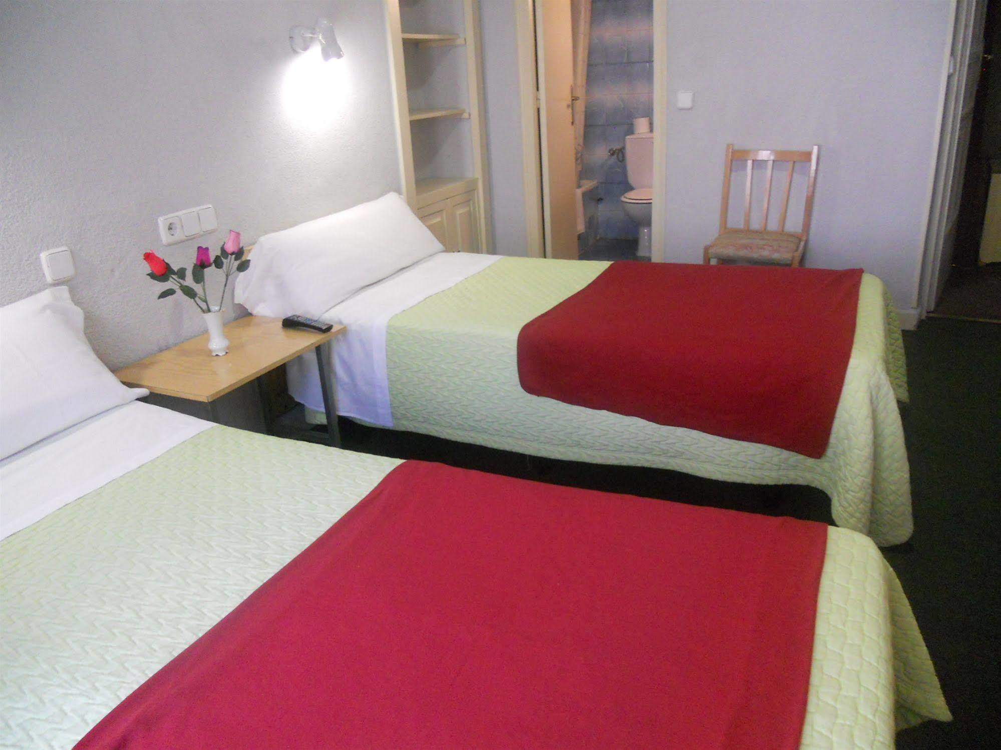 Hostal Olga Madrid Exterior photo