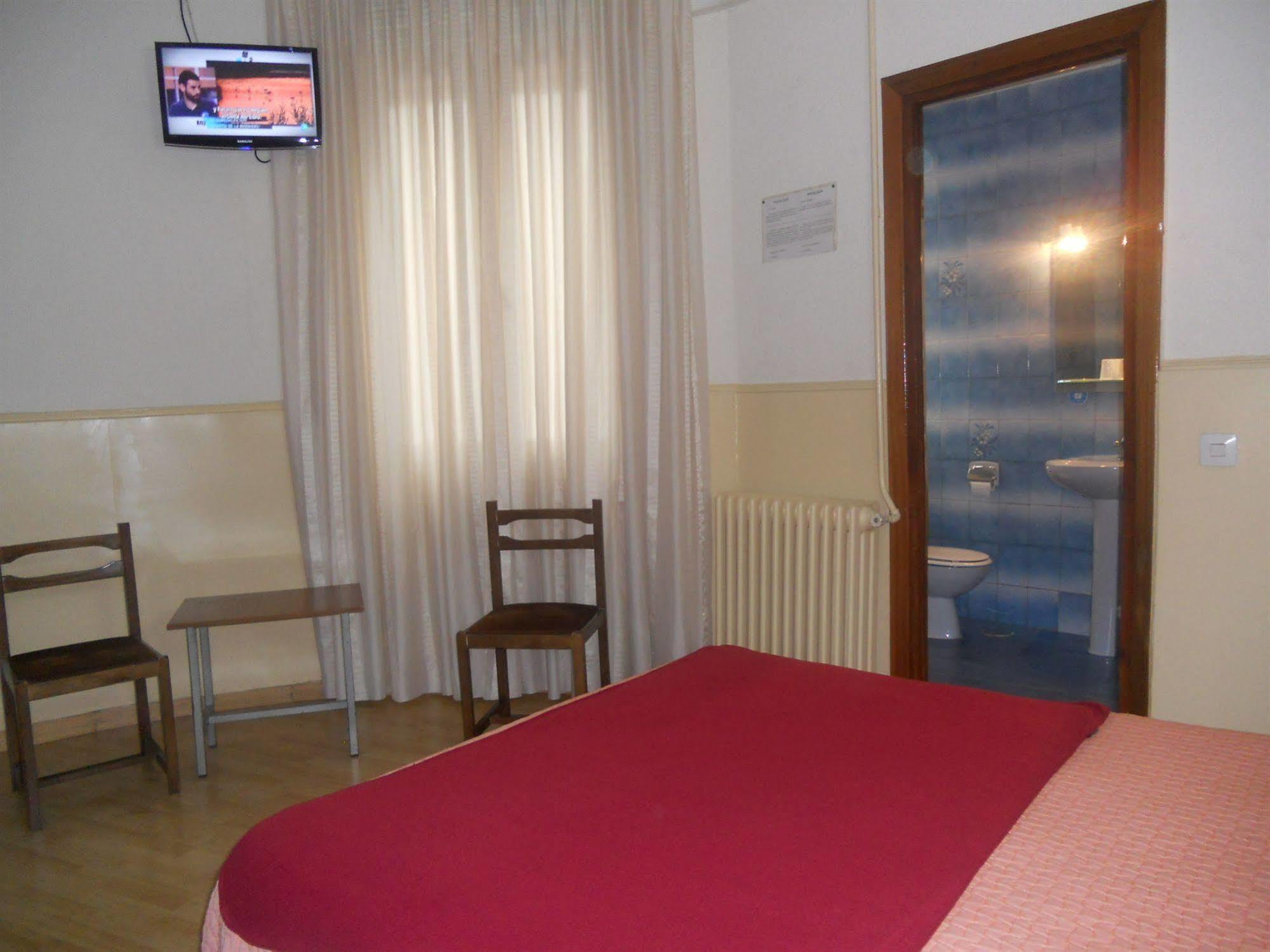 Hostal Olga Madrid Exterior photo